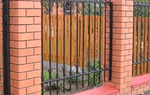 Забор 1 с кирпичной кладкой