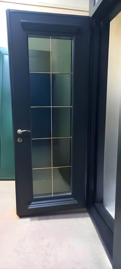 Двупольная термодверь с остеклением и отделкой МДФ