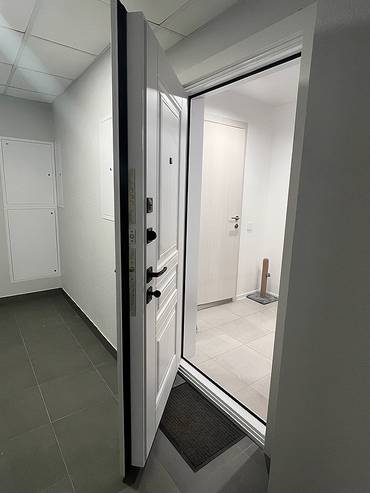 Белая дверь МДФ в квартире