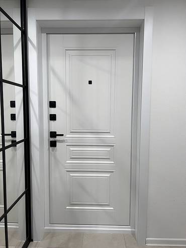 Белая дверь МДФ в квартире