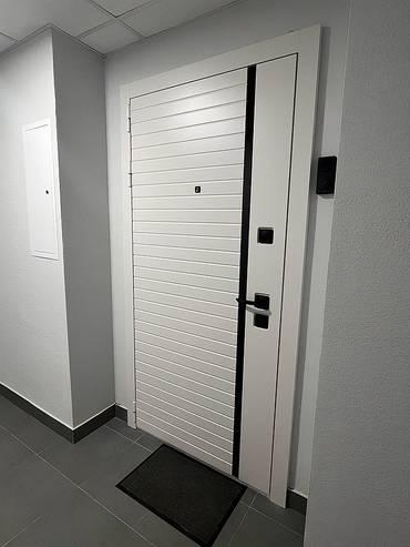 Белая дверь МДФ в квартире