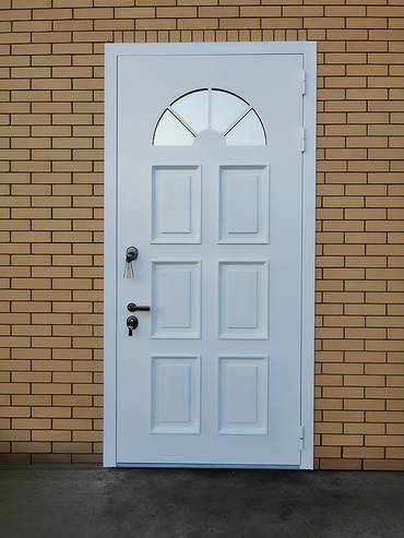 Белая дверь с металлобагетом