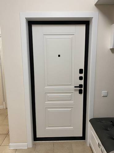 Белая квартирная дверь