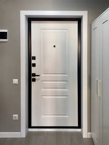 Белая входная дверь