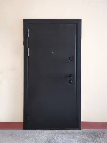 Черная квартирная дверь