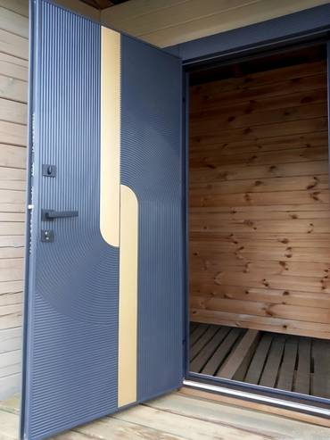 Дверь МДФ в современном стиле (фото на объекте)