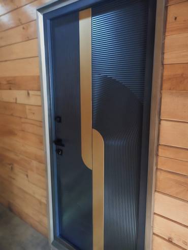 Дверь МДФ в современном стиле (фото на объекте)