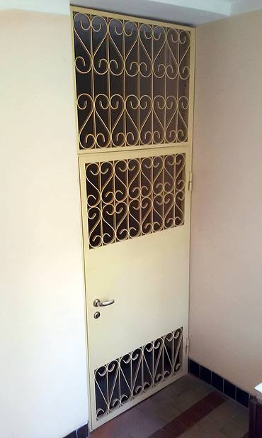 Дверь-решетка с фрамугой