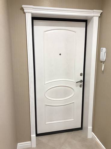 Дверь с белыми доборами