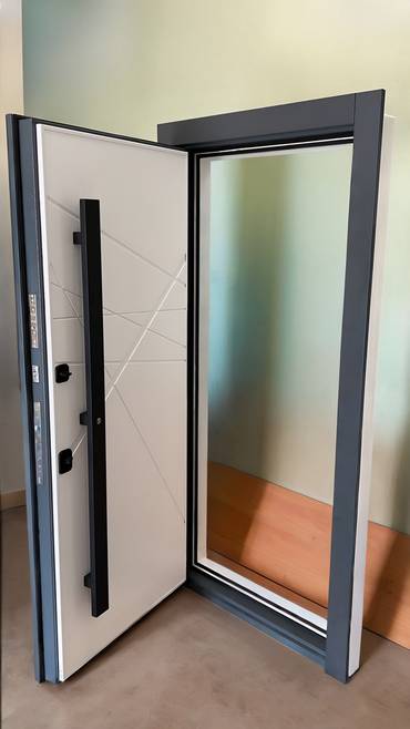 Дверь с бугельной ручкой, обратная сторона