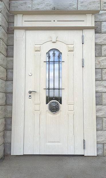 Дверь с декором и карнизом