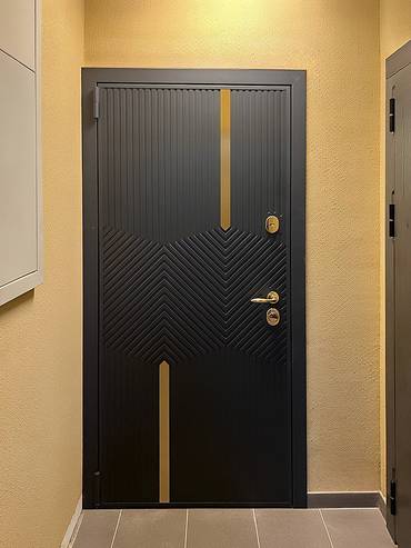 Дверь с декором из полос