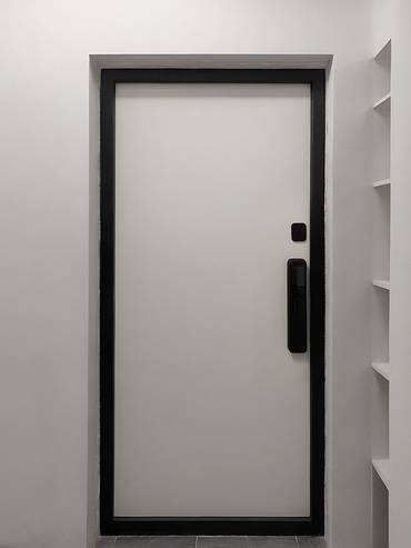 Дверь с электронным замком