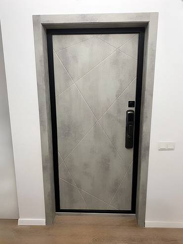 Дверь с электронным замком