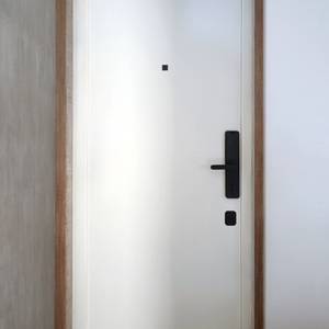 Дверь с электронным замком, вид изнутри