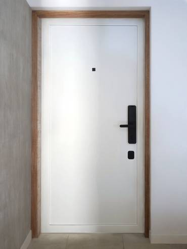 Дверь с электронным замком, вид изнутри