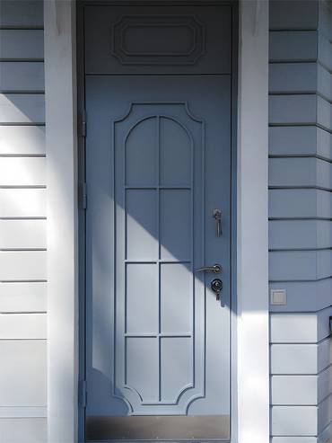 Дверь с фрамугой и отбойником