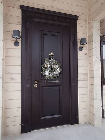 Дверь с карнизом и кнокером