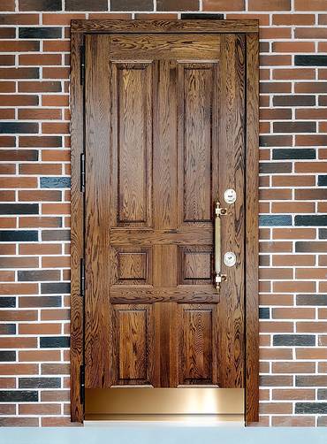 Дверь с отбойником