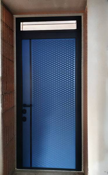 Дверь с узкой остекленной фрамугой