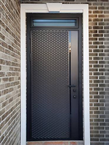 Дверь с узкой остекленной фрамугой