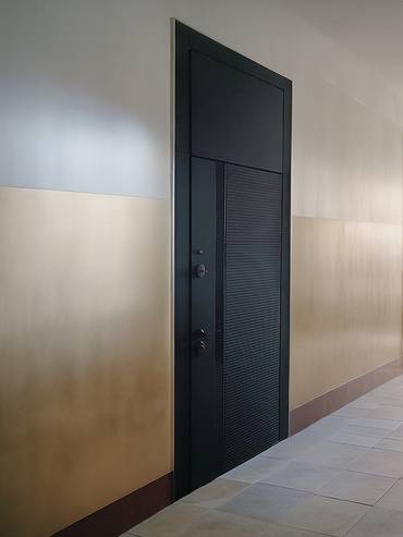 Дверь с верхней вставкой и скрытыми петлями