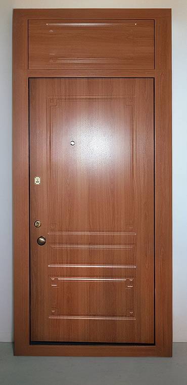Дверь с верхней вставкой