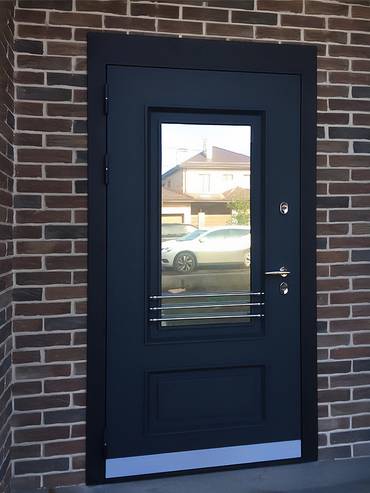 Дверь со стеклопакетом и отбойником