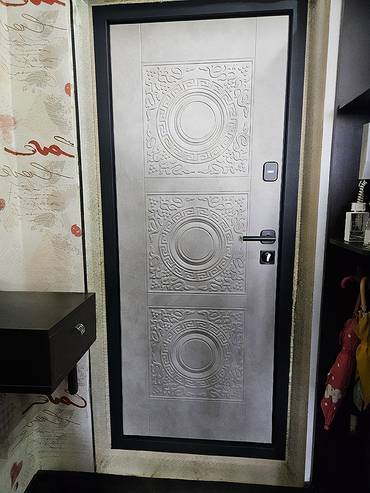 Дверь в прихожей квартиры