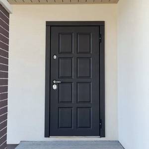 Дверь в загородном доме