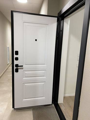 Двухцветная дверь с МДФ