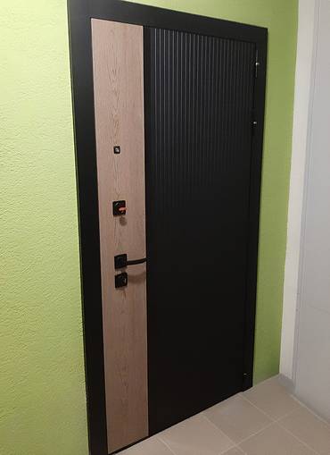 Двухцветная входная дверь