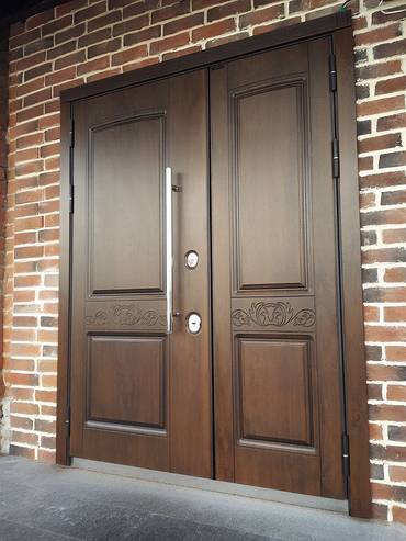 Двустворчатая дверь с ручкой-скобой