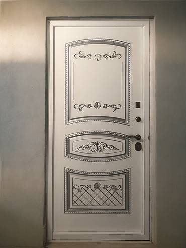 Квартирная дверь с фрезеровкой