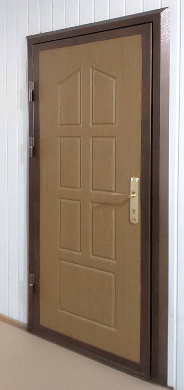Металлическая дверь с фрезерованной плитой