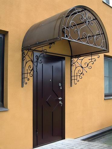 Навес над дверью