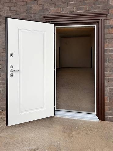 Непромерзающая стальная дверь с карнизом