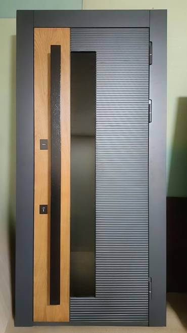 Остекленная дверь с длинной ручкой