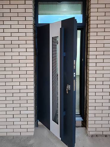 Остекленная входная дверь