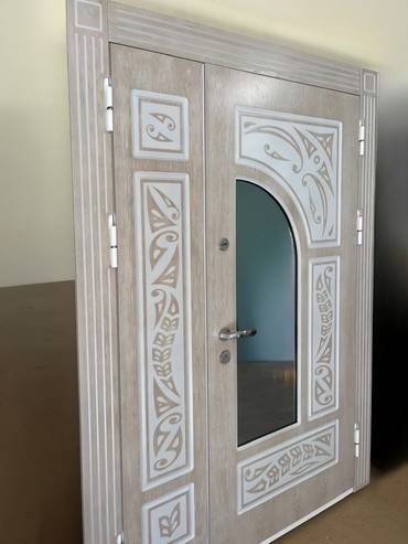 Полуторная дверь с МДФ и фигурным стеклом