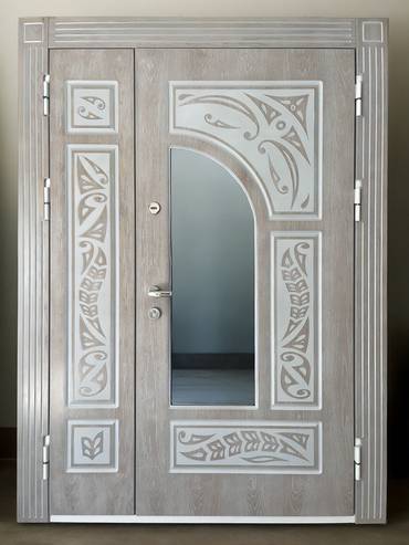 Полуторная дверь с МДФ и фигурным стеклом