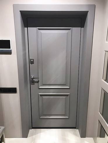 Серая дверь с багетом