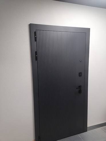Серая стальная дверь