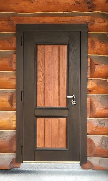 Шпонированная дверь в доме