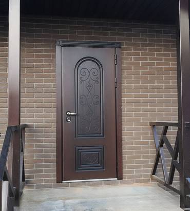 Стальная дверь на уличном входе