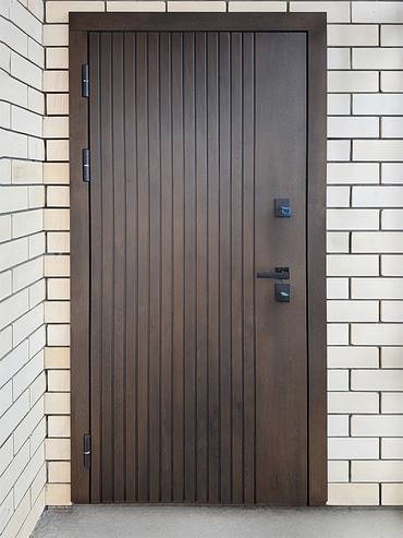 Уличная дверь с панелями МДФ