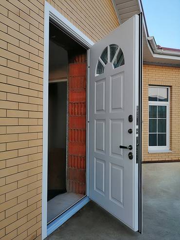 Уличная дверь со стеклом