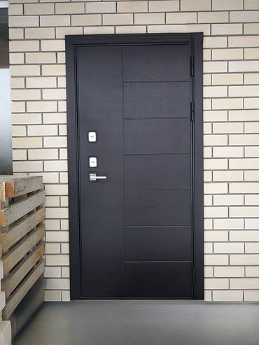Уличная входная дверь с черным МДФ