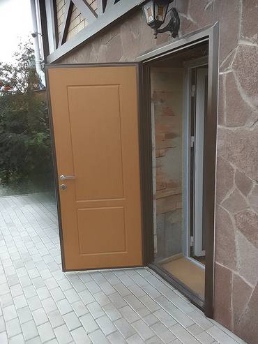 Уличная входная дверь с МДФ