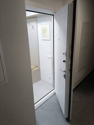 Входная дверь с белыми панелями